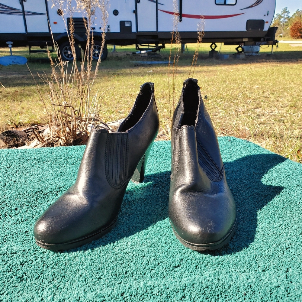 Super cute leather booties